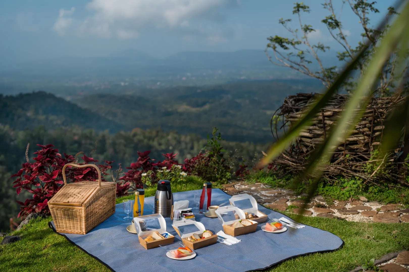 Lempuyang Picnic At Hidden View